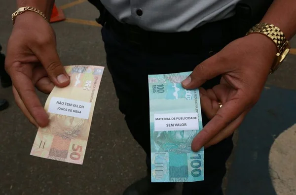 Homem é flagrado com R$ 3 mil em notas falsas no centro de Brasília