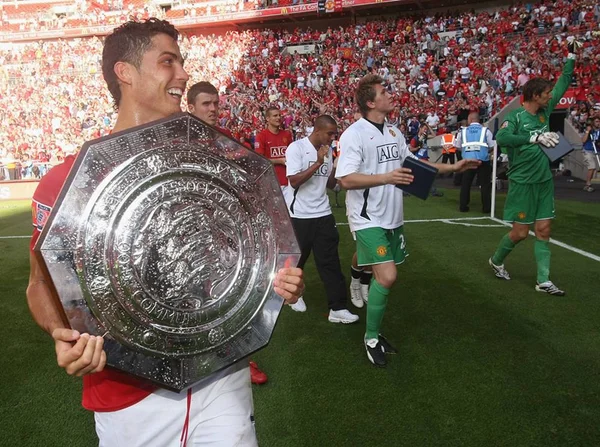 Cavani e CR7 aparecem com o mesmo nº em site da Premier League