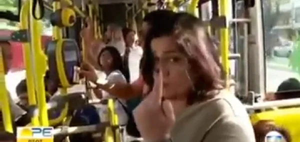 Sem crédito no cartão, repórter da Globo não embarca em ônibus