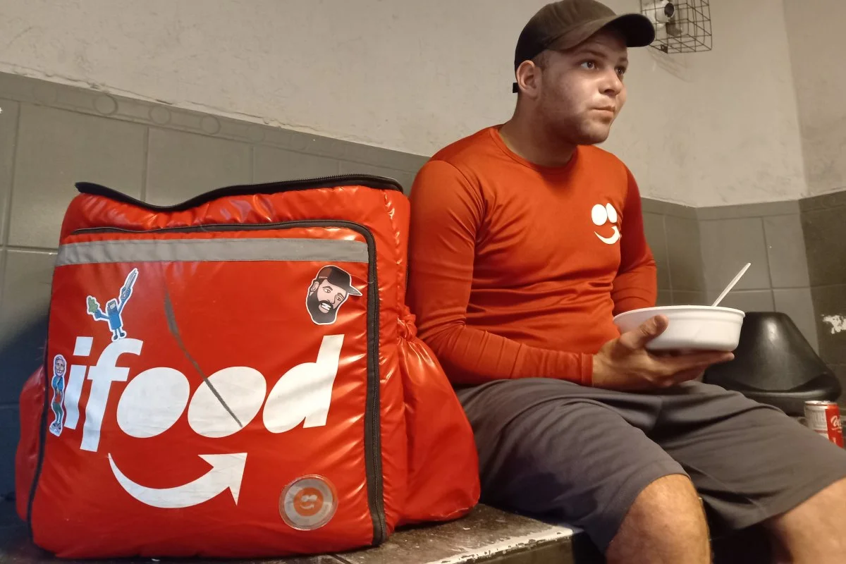 Entregador durante a pausa em ponto de apoio de dark kitchen, na Rua Clélia, na Lapa, zona oeste de SP Entregador durante a pausa em ponto de apoio de dark kitchen, na Rua Clélia, na Lapa, zona oeste de SP