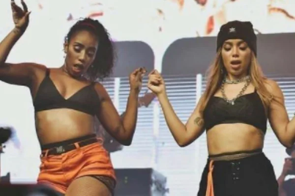 Alline e Anitta em show