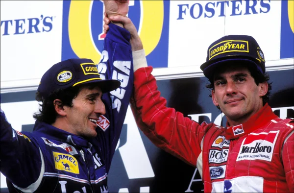 Foto colorida de Ayrton Senna ao lado do rival, Alain Prost, no pódio do GP da Austrália de 1993 - Metrópoles