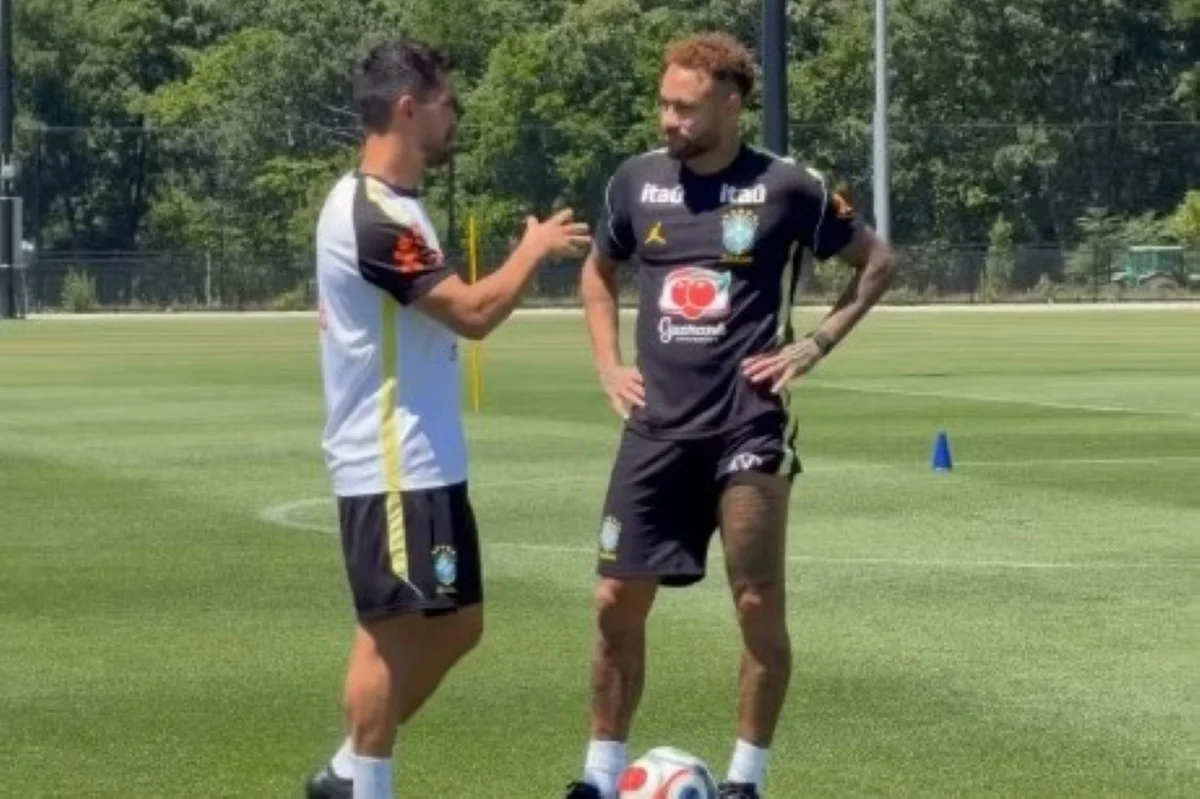 Neymar em campo durante treinamento da Seleção Brasileira Neymar em campo durante treinamento da Seleção Brasileira