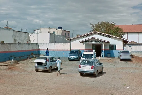 Dez presos cavam buraco e fogem de presídio em Águas Lindas (GO)
