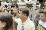 Flávio chega para votar no Rio