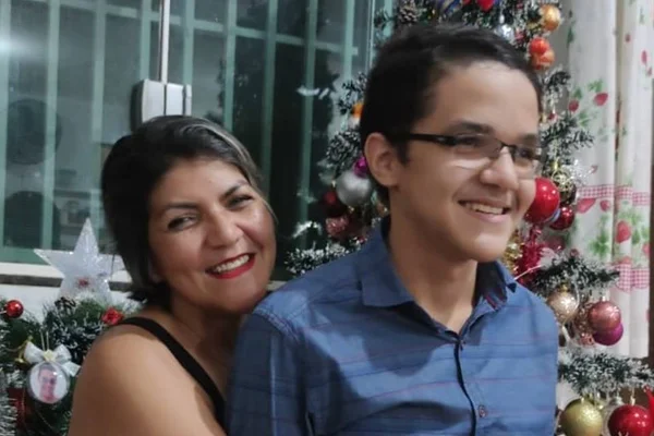 Estudante com deficiência junto com a mãe