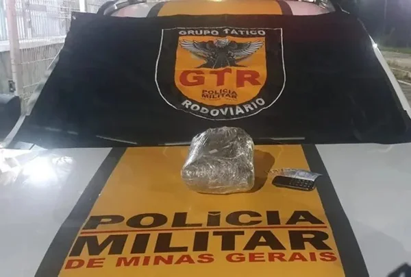 Imagem colorida de pacote de skunk apreendido pela PMRv, em Minas Gerais - Metrópoles