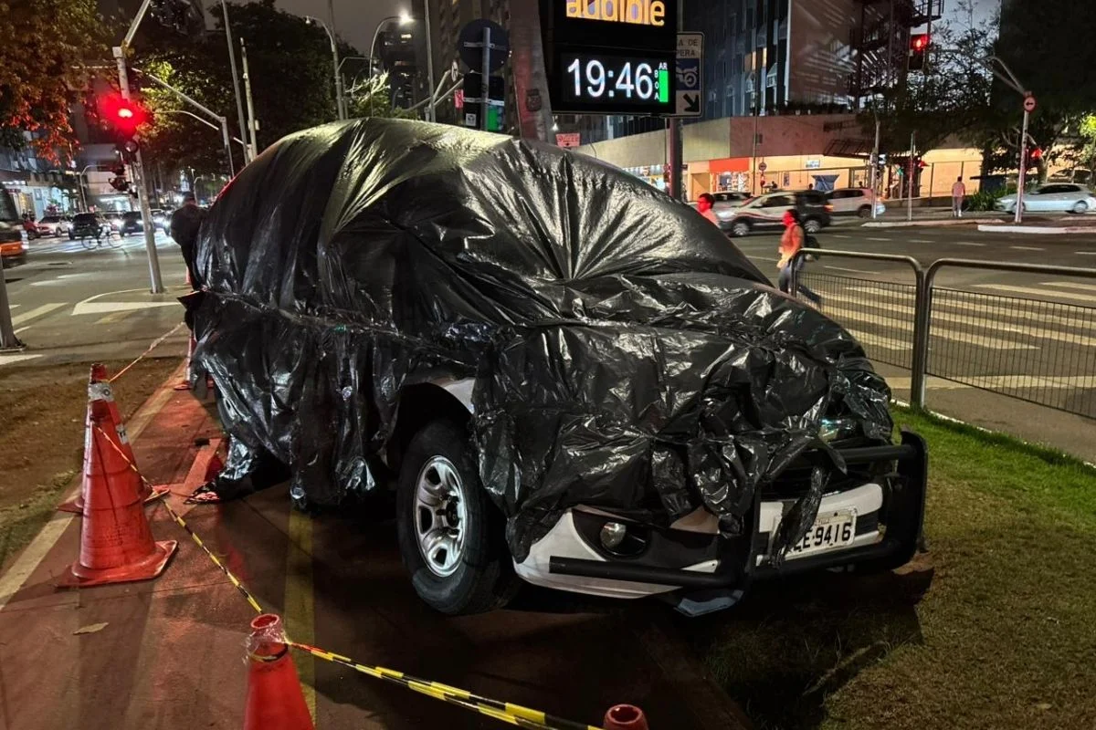 Viatura da PM e Porsche colidem na Avenida Brigadeiro Faria Lima, em São Paulo Viatura da PM e Porsche colidem na Avenida Brigadeiro Faria Lima, em São Paulo