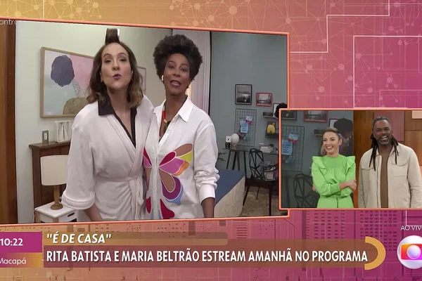 A apresentadora do programa "É de Casa", Maria Beltrão, da TV Globo, usa bobs e roupão no meio de inserção no programa Encontro. Ela está ao lado da também apresentado Rita Batisrta, e em tela menor, Patrícia Poeta e Manoel Soares riem - Metrópoles
