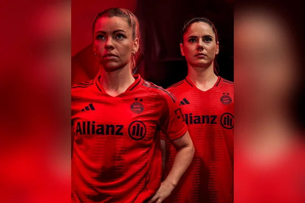 Jogadoras posam com a nova camisa da equipe
