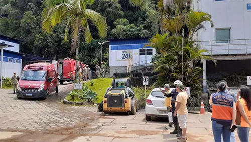Petrópolis: pedra desliza próximo a unidade de saúde e atinge gari