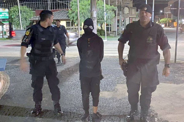 adolescente de goiás veste-se de homem-aranha pra fazer vídeo subindo grade de banco e é apreendido