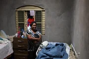 O quarto tem portas maiores para melhorar a locomoção da idosa acamada