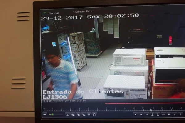 Em assalto, bandidos atiram dentro das Lojas Americanas, em Taguatinga