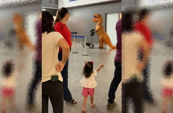Vídeo: pai surpreende filhas fantasiado de dinossauro em aeroporto