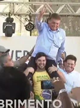 Vídeo: homem carrega Bolsonaro nos ombros em Porto Seguro