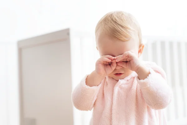 Bebê coçando os olhos-Metrópoles