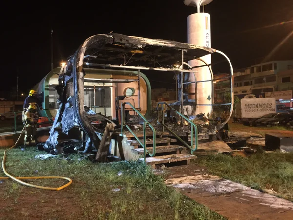 Enquanto a PM discute a desativação dos postos comunitários de segurança, vândalos incendeiam unidades abandonadas