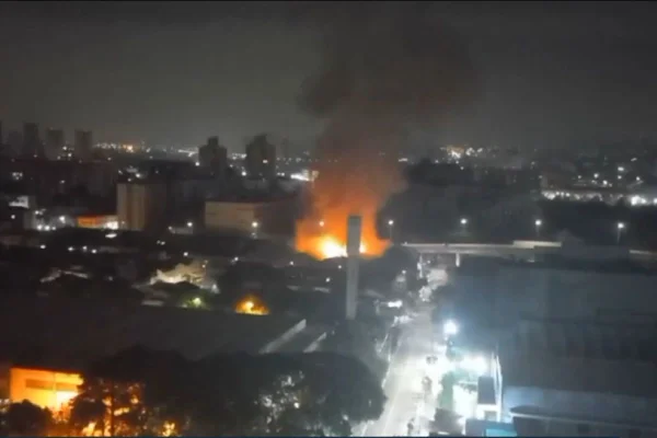 Imagem aérea colorida de incêndio em arena de games