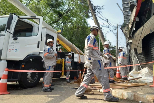 Imagem mostra trabalhadores da Enel e troca de poste - Metrópoles
