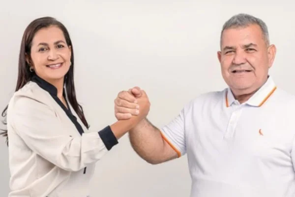 Foto colorida de prefeito e vice-prefeita cassados de Contendas do Sinhorá, cidade na Bahia.