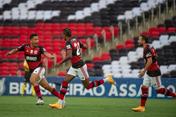Flamengo perde Gabigol aos 9 minutos, sofre virada, mas supera Bahia no fim