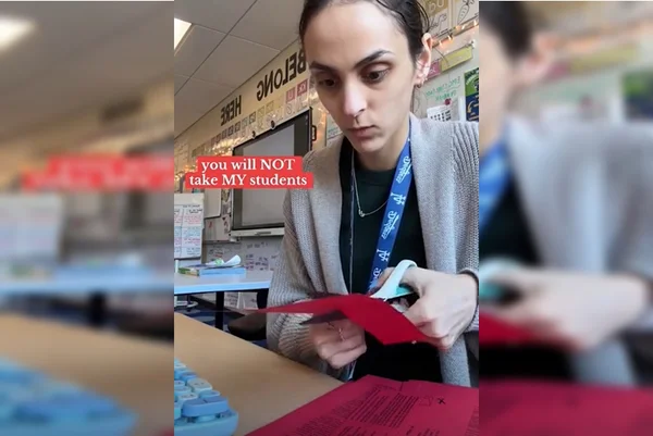 Mulher cortando o cartão