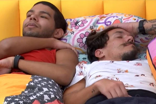 BBB22. Vyni insinua namoro e recebe patada de Eliezer: “Não percebeu”