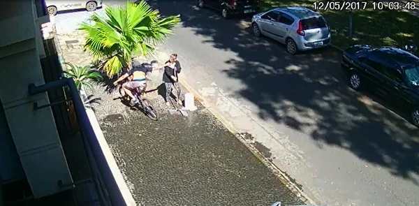 Bandido de bicicleta ataca mulher na Asa Sul e acaba preso. Veja vídeo