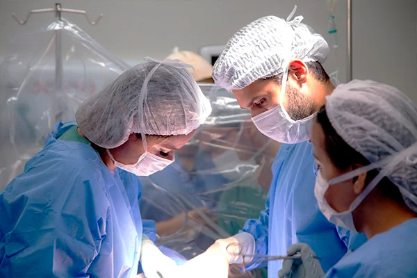 Bebê do DF operada dentro da barriga da mãe nasce com 1,7 Kg