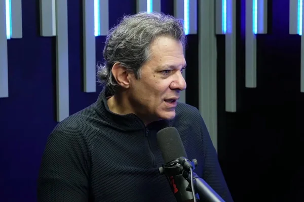 Imagem colorida mostra Fernando Haddad durante participação em podcast. Metrópoles