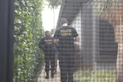 A ação faz parte de uma operação da PF que investiga suspeitas de crimes relacionados a organização criminosa, corrupção e lavagem de dinheiro. Agentes realizaram diligências no imóvel durante o cumprimento das medidas judiciais.
A ação faz parte de uma operação da PF que investiga suspeitas de crimes relacionados a organização criminosa, corrupção e lavagem de dinheiro. Agentes realizaram diligências no imóvel durante o cumprimento das medidas judiciais.
