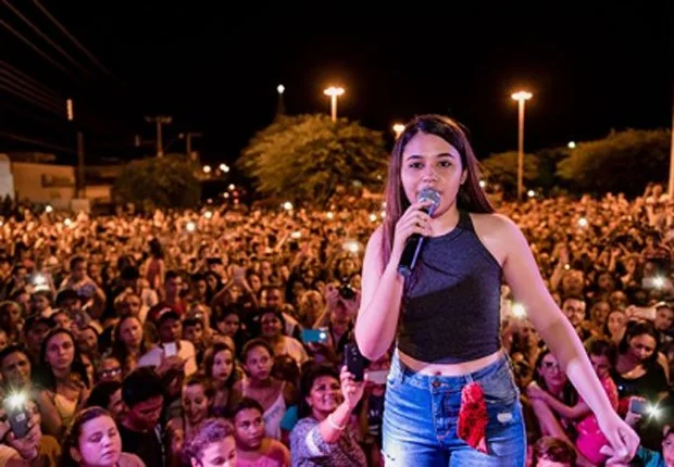 Ela ainda cantou para seus conterrâneos Ela ainda cantou para seus conterrâneos