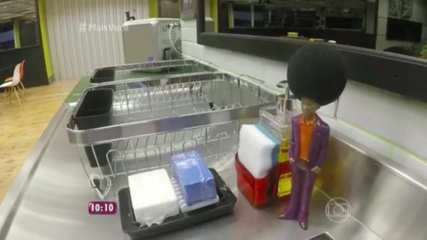 Nova cozinha do Big Brother Brasil tem esponja que acende debate em redes sociais