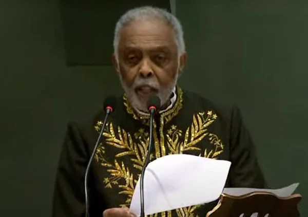 Cantor e compositor Gilberto Gil vestido com a a tradicional roupa da Academia Brasileira de Letras (ABL)