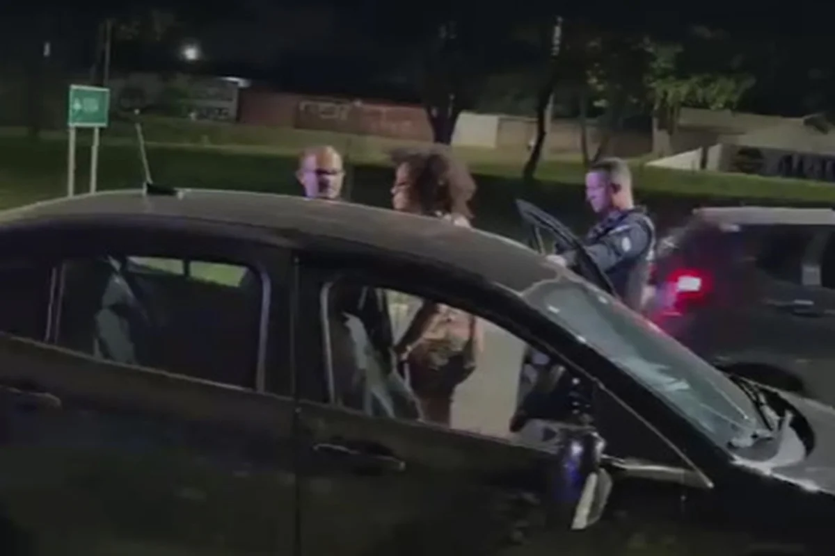 Motorista bêbada é detida pela PMDF com copo na mão após bater em moto