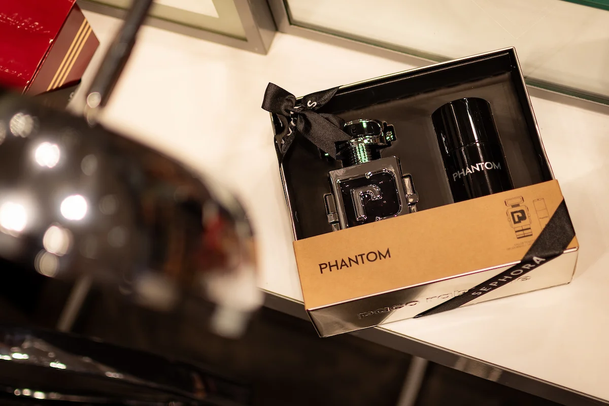 Kit Paco Rabanne com eau de toilette e desodorante Phantom, na Sephora - R$ 799 Kit Paco Rabanne com eau de toilette e desodorante Phantom, na Sephora - R$ 799