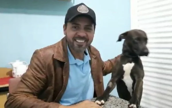 O locutor Carlinhos Brasil e seu cão Lion, salvo de cobra em Barrinha, SP - Reprodução EPTV