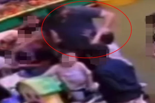 Homem puxa criança pelo cabelo em brinquedoteca de restaurante