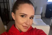 Hayden Panettiere faz selfie de casaco vermelho Hayden Panettiere faz selfie de casaco vermelho