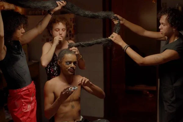 Foto colorida do filme Tudo Que Você Podia Ser - Metrópoles