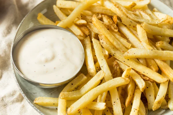 Batatas fritas caseiras com molho rancho prontas para comer