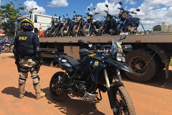 PRF apreende 50 motos durante fiscalização na BR-040
