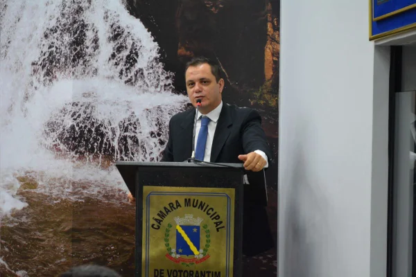 Imagem colorida mostra o vereador de Votorantim Thiago Schiming, vestindo um terno preto, camisa branca e gravata azul, discursando na Câmara Municipal - Metrópoles