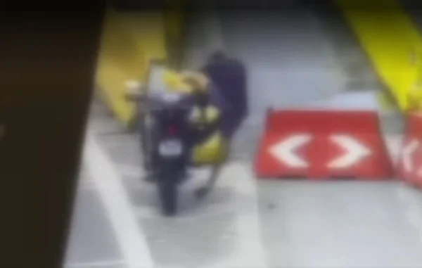 Imagem de homem caindo de moto em rodovia - Metrópoles