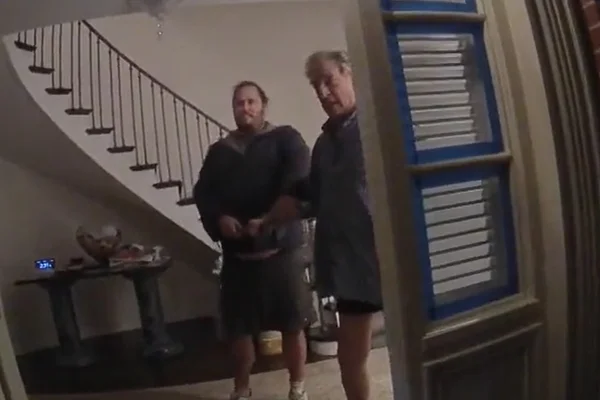 Invasor e Paul Pelosi em filmagens divulgadas pela Justiça dos EUA - Metrópoles