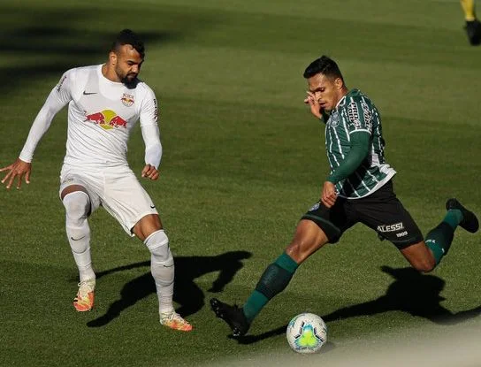 Com técnico interino, Coritiba vence o Red Bull Bragantino de virada