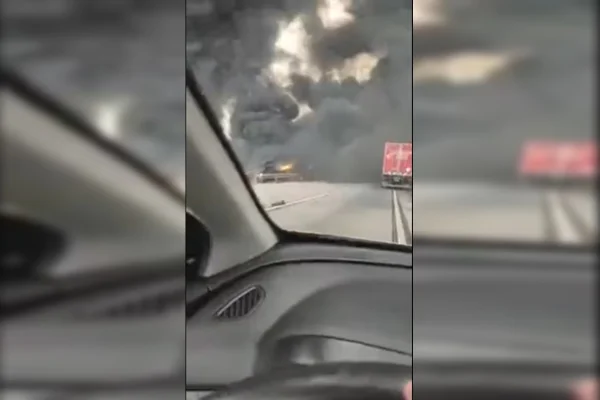 Caminhão tanque bate na serra, explode e motorista morre carbonizado, diz PRF