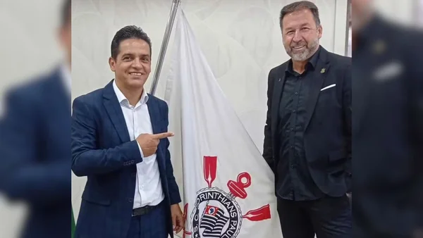 Foto colorida de Marcelo Mariano, o Marcelinho, ao lado de Augusto Melo, presidente do Corinthians - Metrópoles