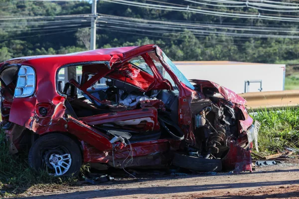 Veículo destruído após acidente na Epia Norte